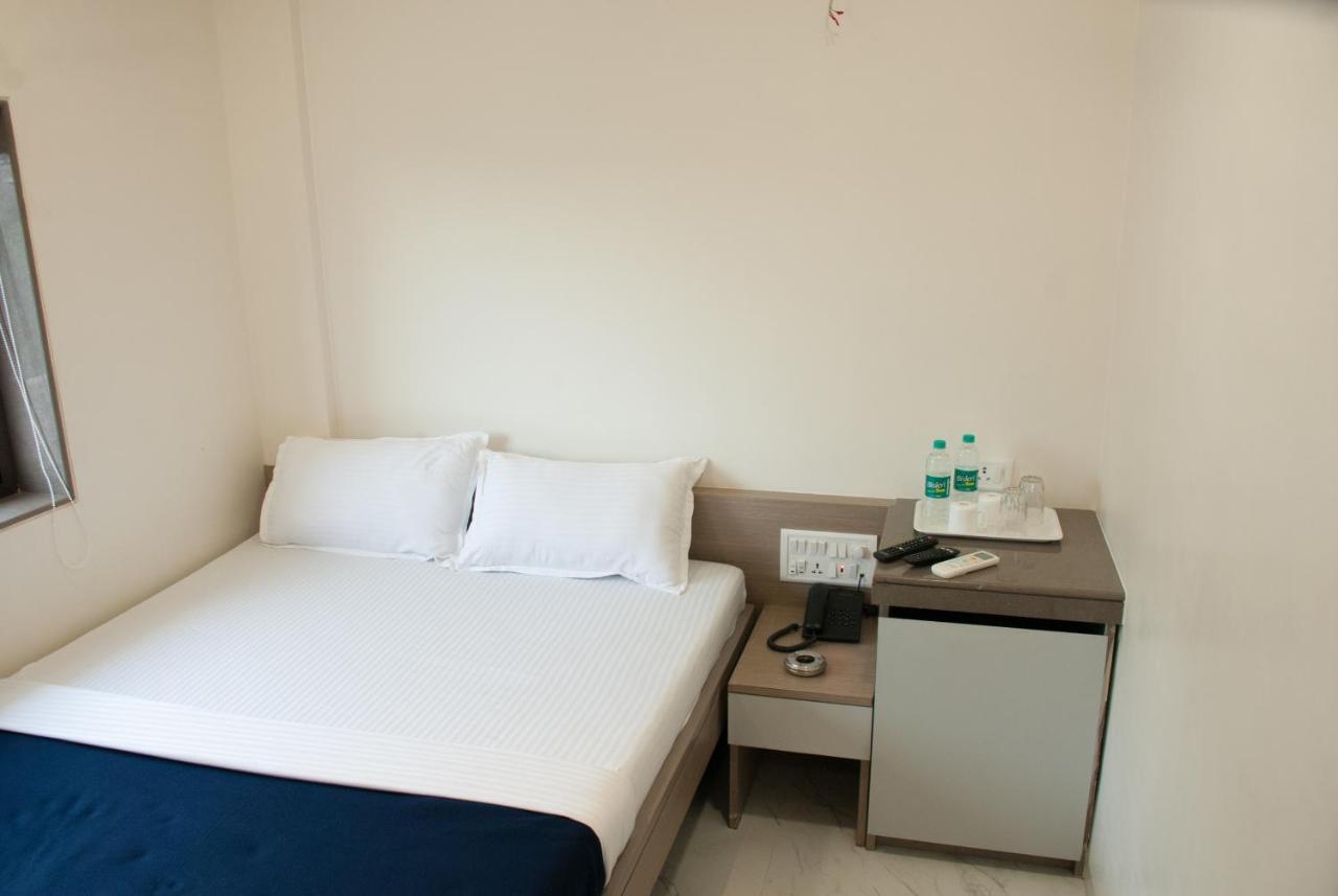 City Hotel 뭄바이 외부 사진