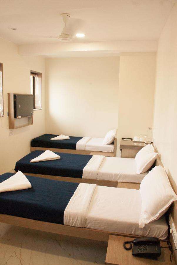 City Hotel 뭄바이 외부 사진