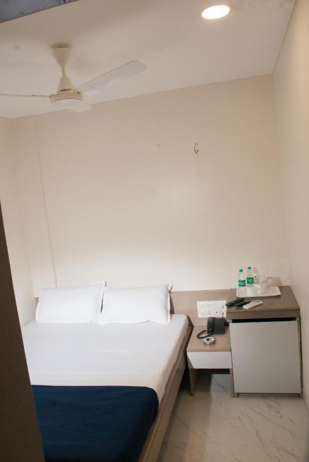 City Hotel 뭄바이 외부 사진