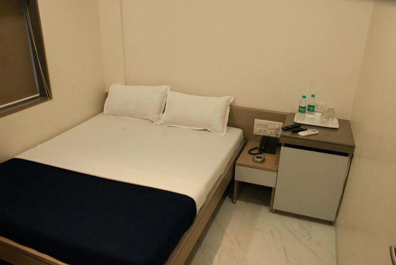 City Hotel 뭄바이 외부 사진