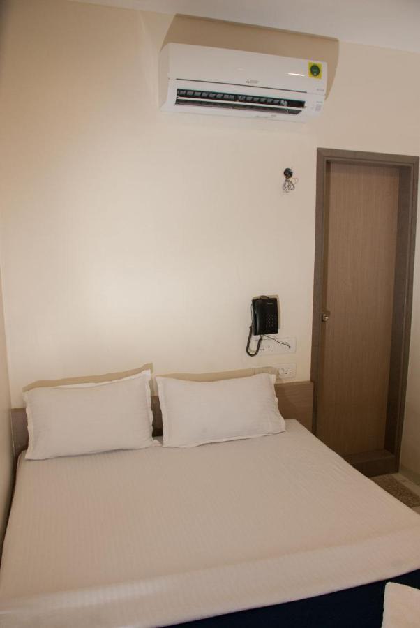 City Hotel 뭄바이 외부 사진