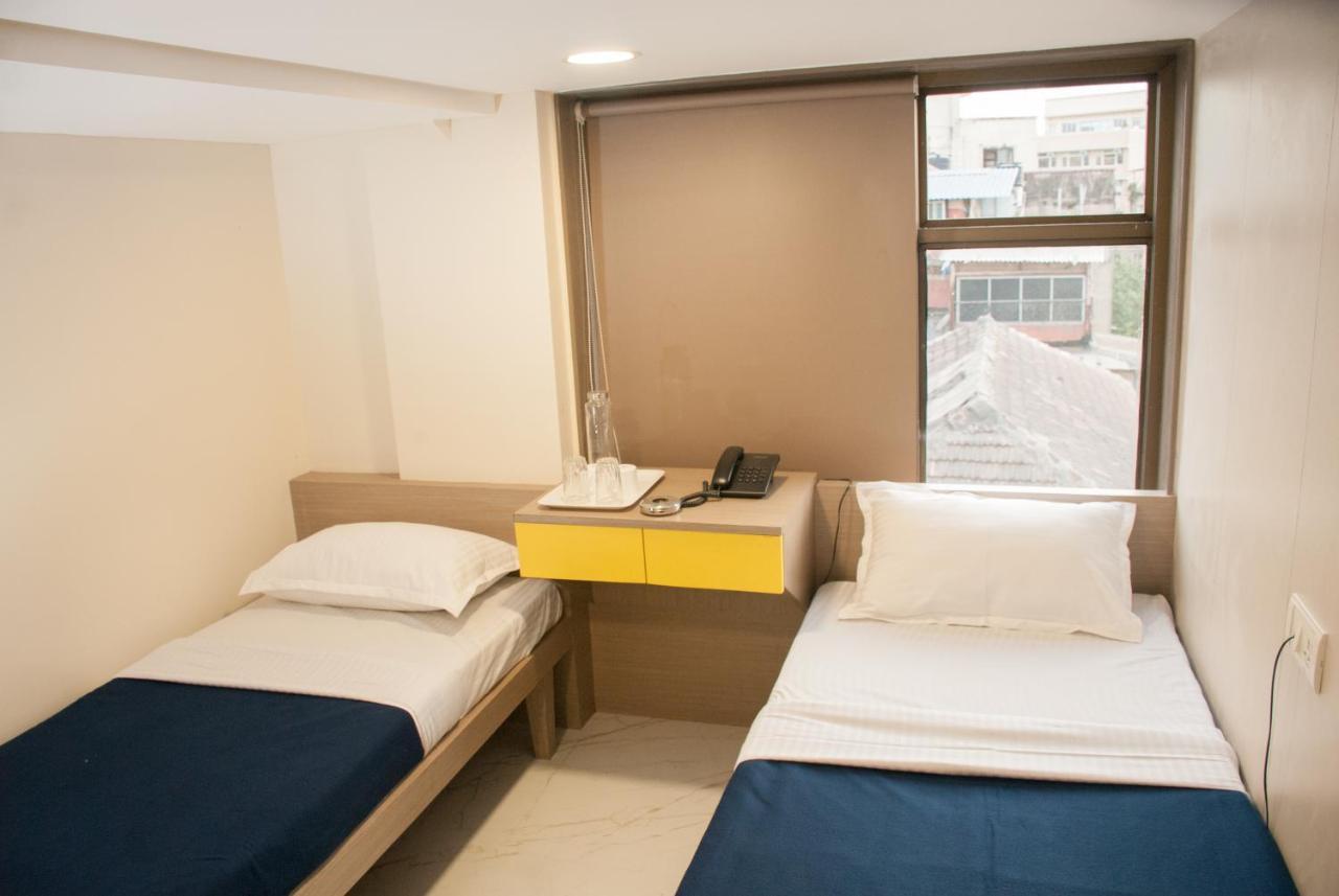 City Hotel 뭄바이 외부 사진