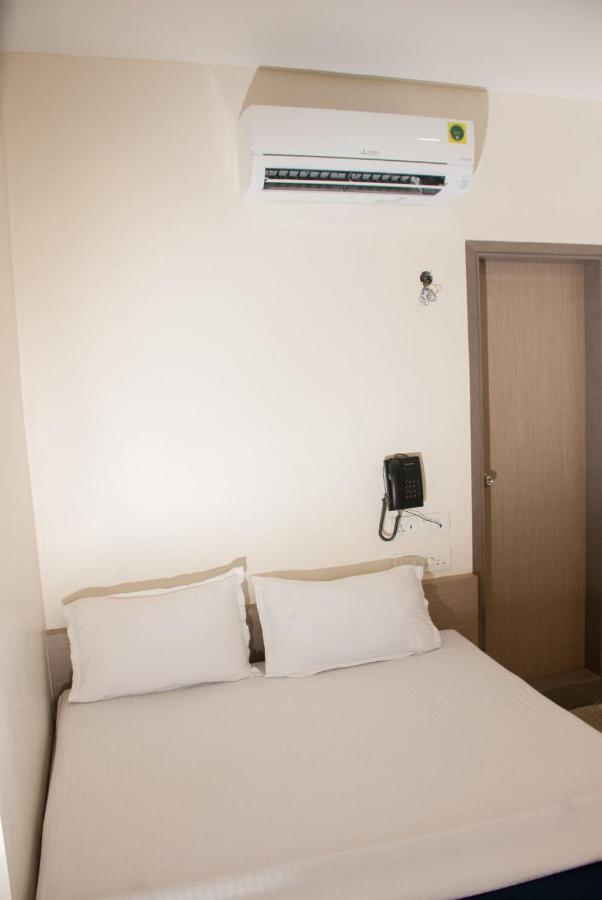 City Hotel 뭄바이 외부 사진